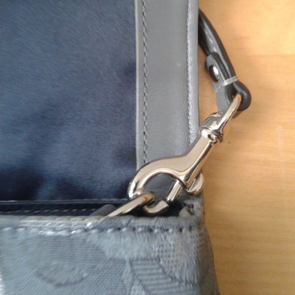 Coach Small Clutch. - Picture 6 of 10
